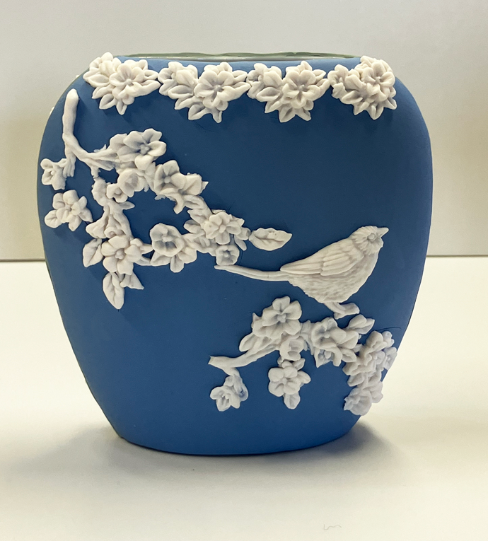 ハンドメイドサロンR＆K‗青地に白の花と鳥をイメージしたクレイクチュール作品