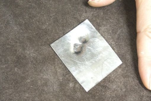 専用の道具で絵柄を描く