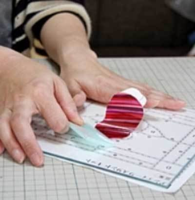 裏からフィルムを貼って彩色している様子