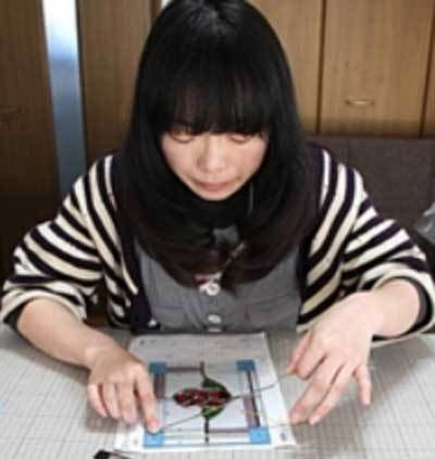 フィルムの端をリード線で留めている様子