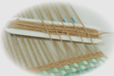 輪織りで使用する専用織機の画像