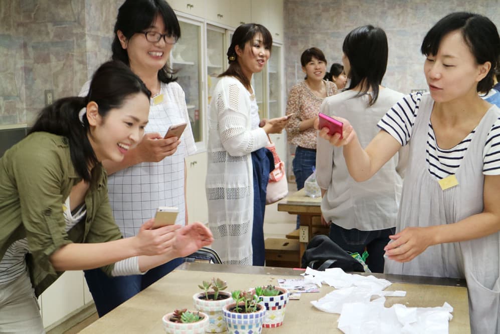 専用の道具で絵柄を描く