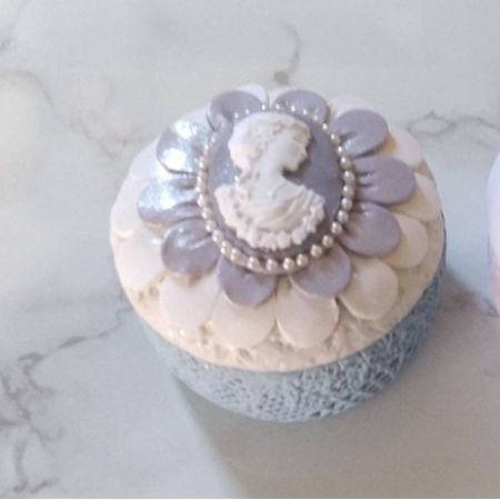 クレイクチュールの紫とピンクの小物入れ