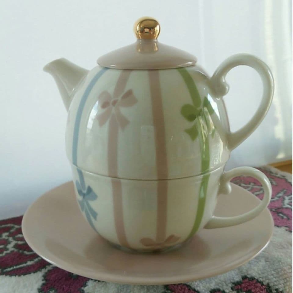 ポーセラーツ‗ポットとカップのセットのリボンの絵付け作品